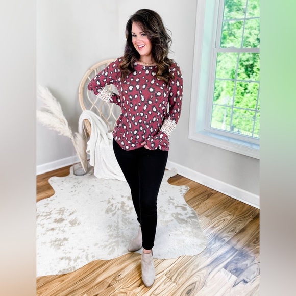 NWOT Maroon leopard top with crochet detail size M - Picture 2 of 7